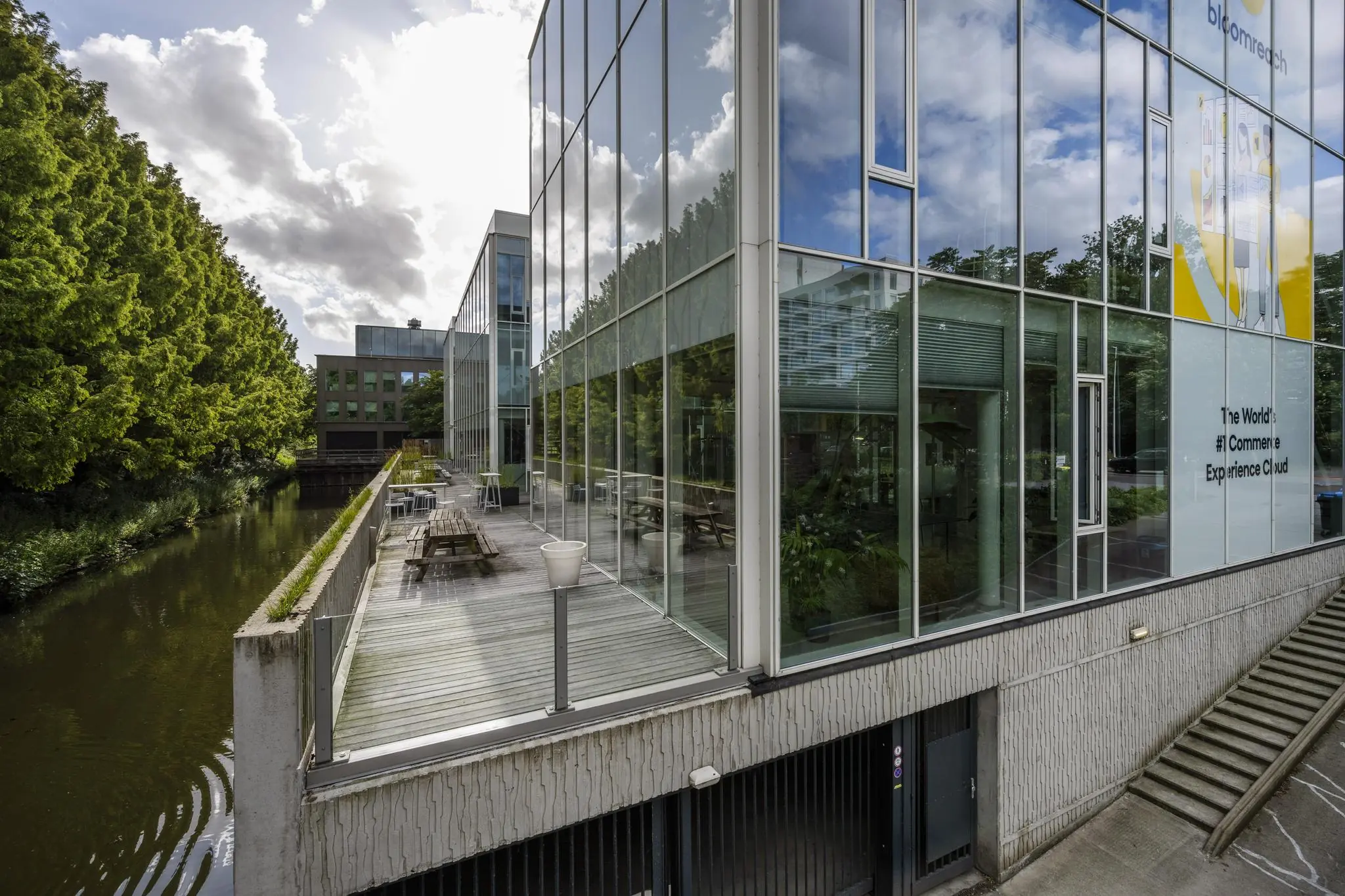 Moderne kantoorgebouw aan de Fred. Roeskestraat met glazen gevel, terras en uitzicht op een waterpartij.